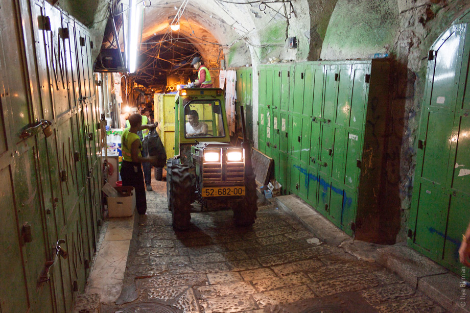 По улочкам в старом городе в Иерусалиме ездит тракторчик и собирает мусор