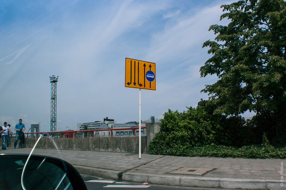На знаках с движением по полосам в Люксембурге встречные полосы
