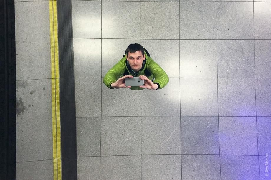 Станция метро Мюнхена «Мюнхнер-фрайхайт» выделяется зеркальным потолком