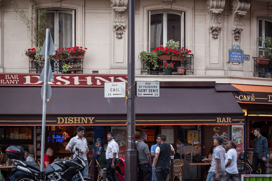 Знаки с названиями улиц в Париже очень красивые и информативные
