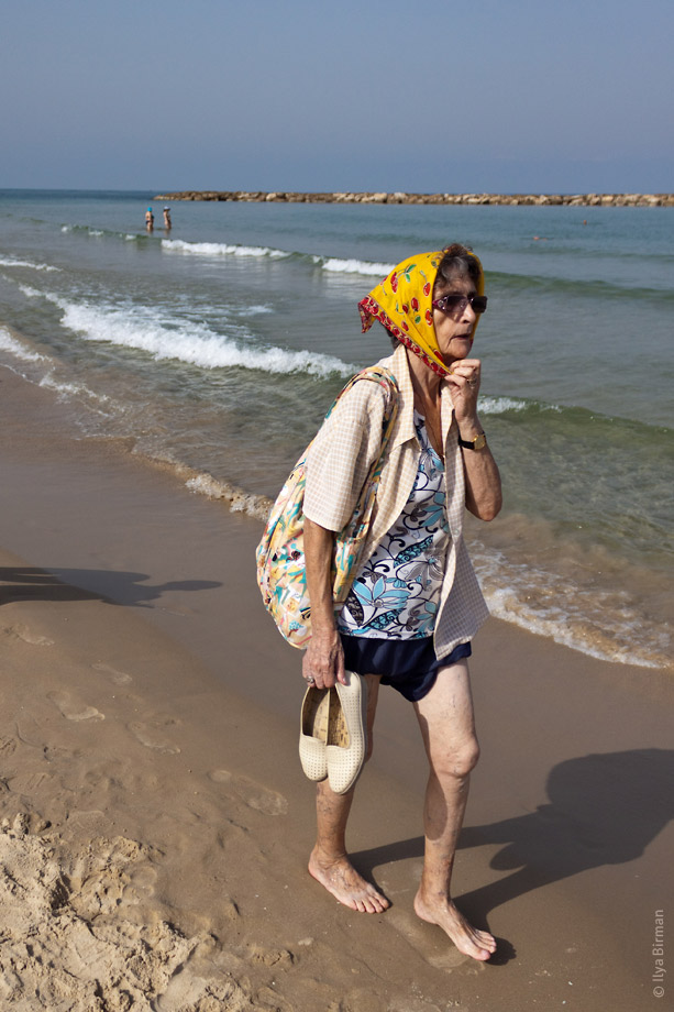 Тётенька на пляже Тель-Авива