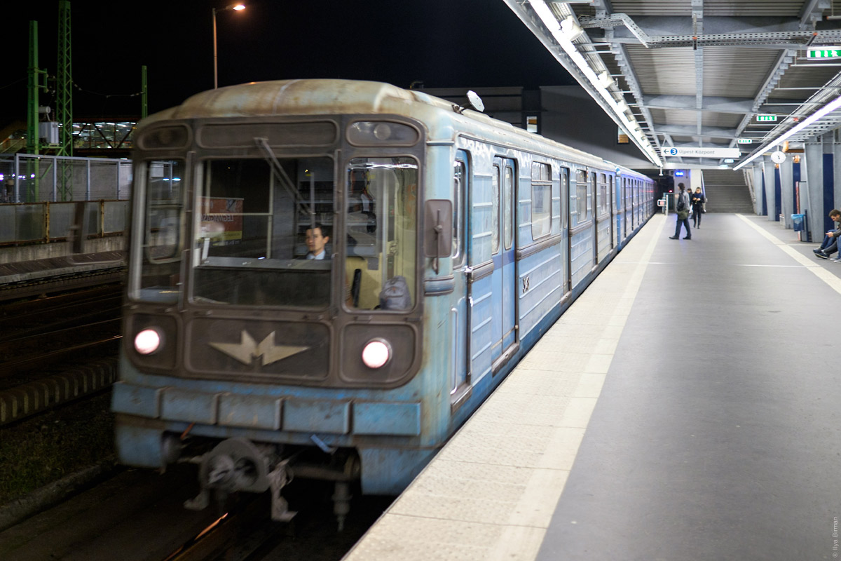 Ближайшее к аэропорту метро встречает советскими поездами в ужасном состоянии