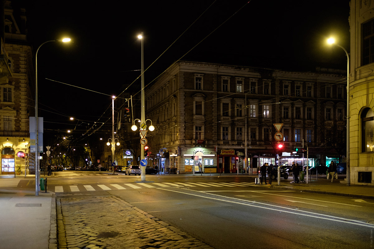 Столб с фонарём и светофором стоит прямо посреди улицы Будапешта