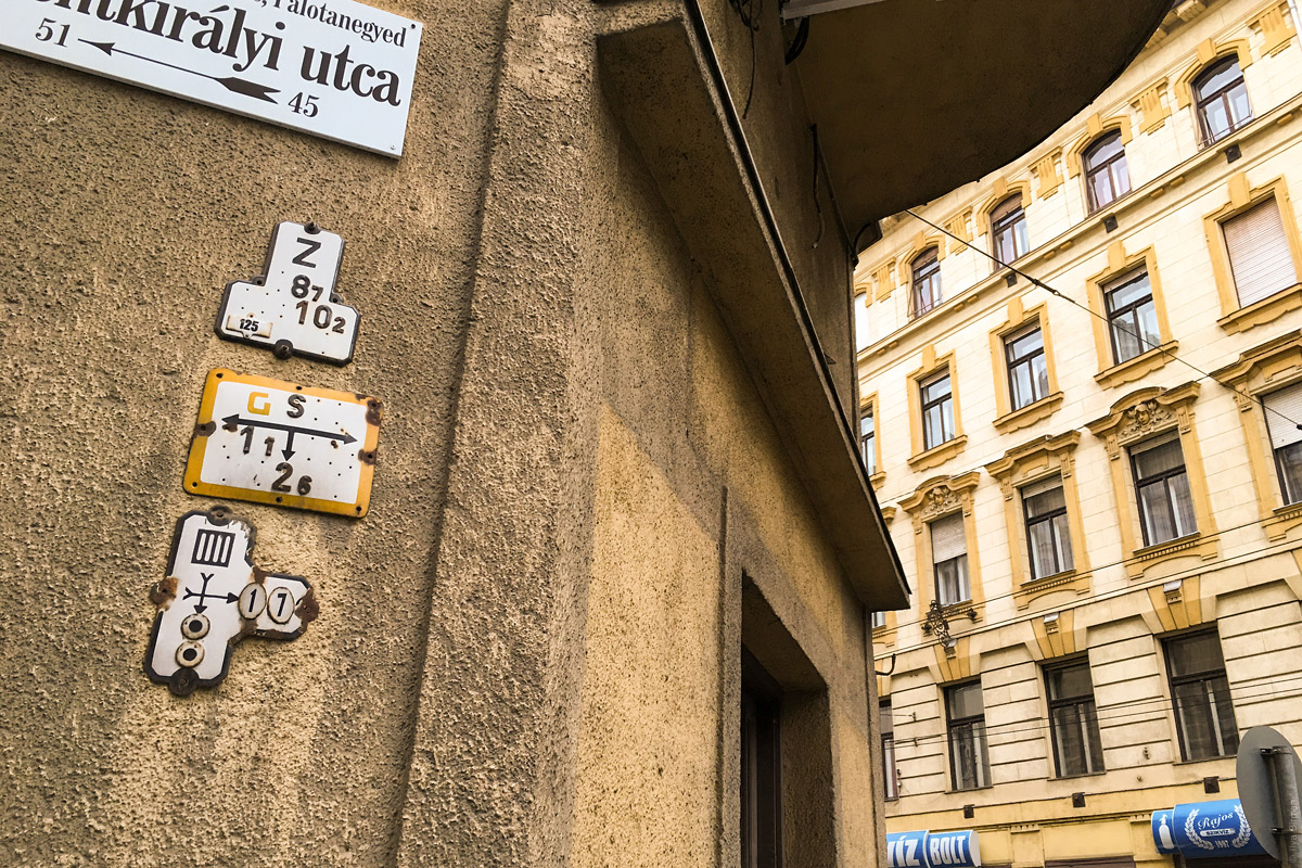 Колодечные таблички в Будапеште