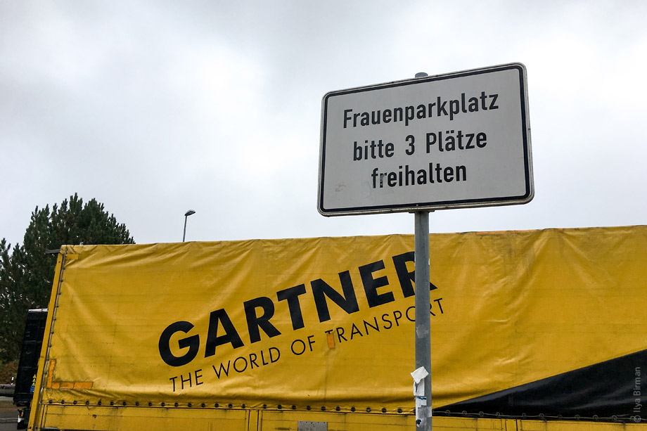 Три места свободны. Парковка для женщин в Германии. Женская парковка в Германии. Женская парковка. Женская парковка в Европе отзывы.