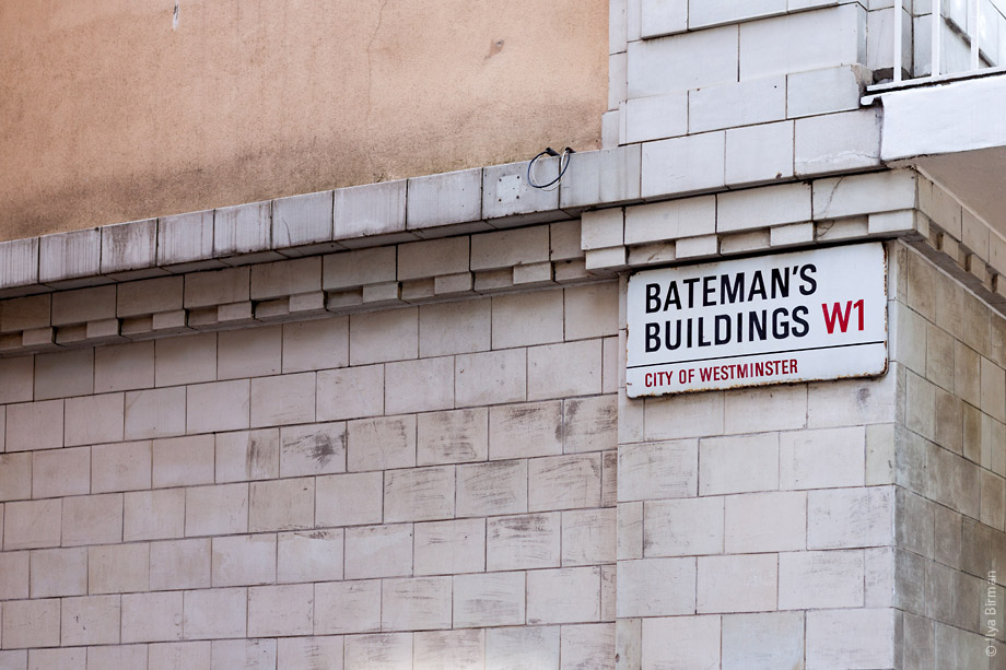 Уличные таблички Лондона. Bateman’s buildings