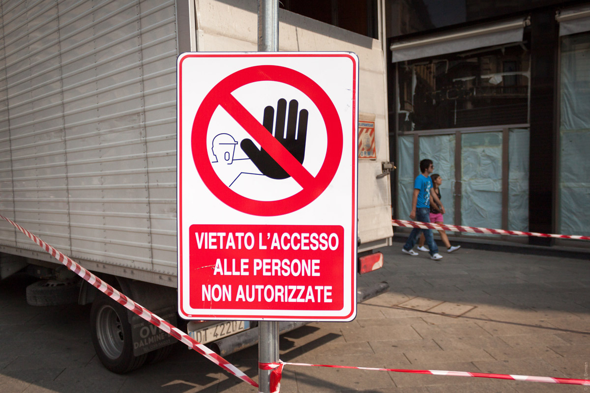 Знак, запрещающий доступ всем неавторизованным персонам, в Милане