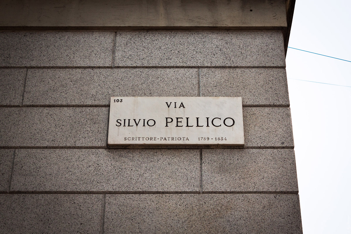Обалденная табличка с названием улицы в Милане