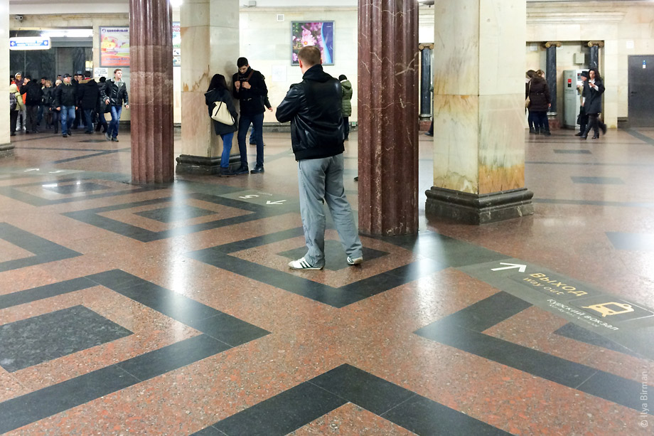Напольная навигация в московском метро. Курская—Чкаловская, октябрь 2014