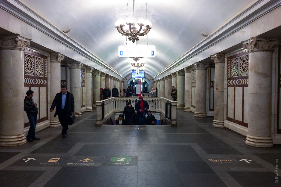 Напольная навигация в московском метро. Павелецкая, февраль 2015