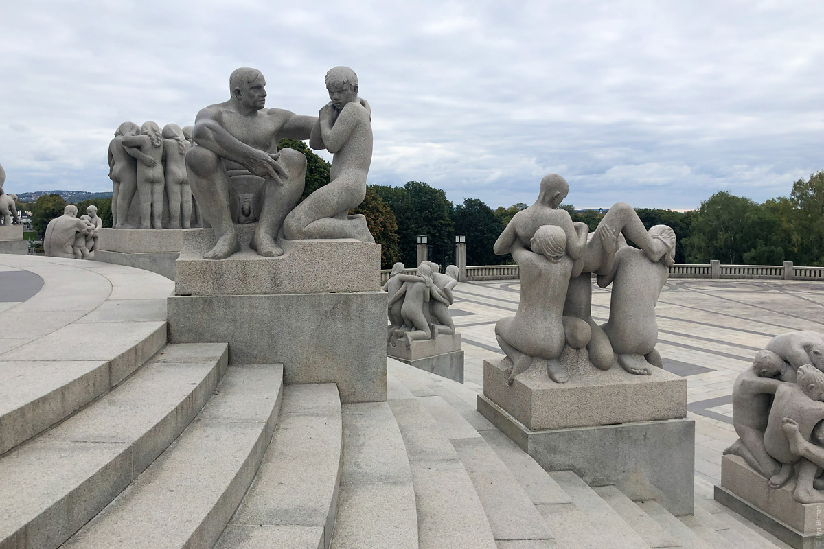 Сказочные скульптуры в загадочном парке
