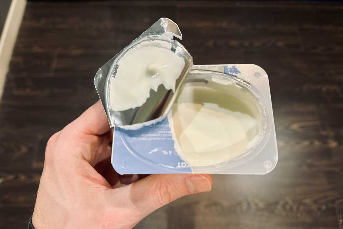 Заклейка йогурта рвётся вместо того, чтобы отклеиваться
