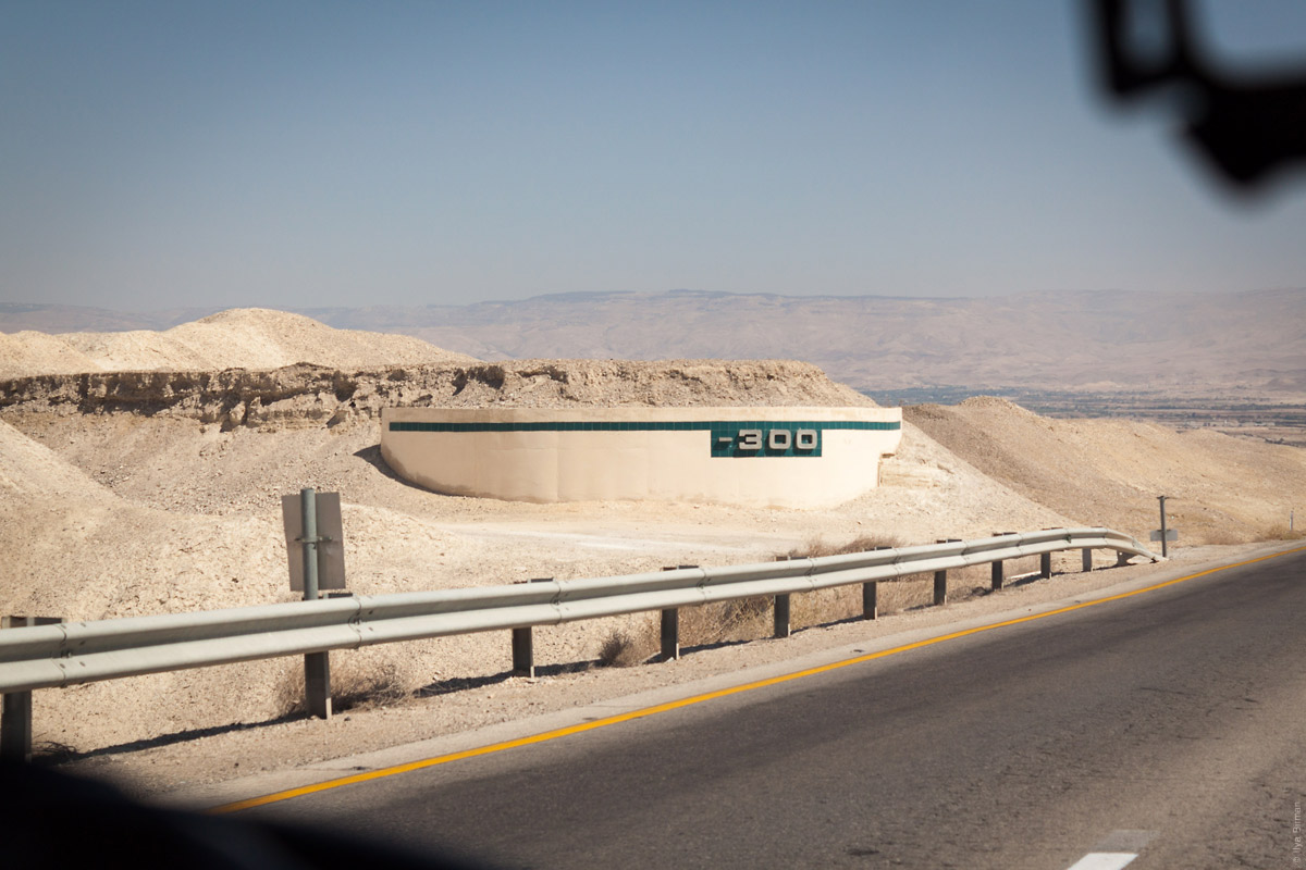 Отметки высот по дороге на Мёртвое море в Израиле