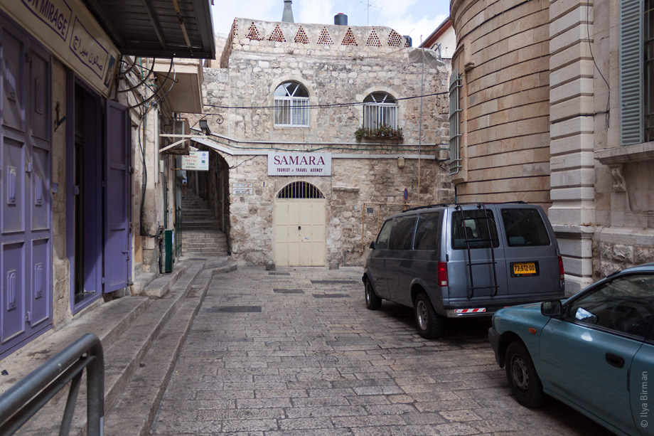 В старом городе в Иерусалиме ездят автомобили