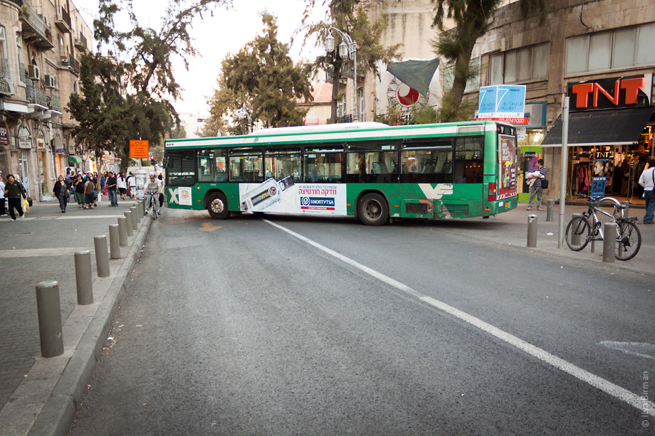 Для гуляний в Иерусалиме автобусом отгородили кусок улицы