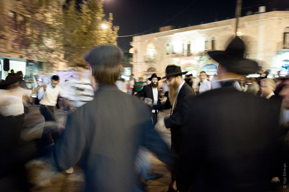 Ребята в Иерусалиме весело танцуют