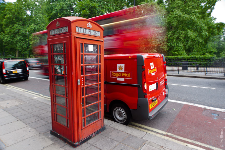 Телефонная будка, почтовая машина и автобус в Лондоне