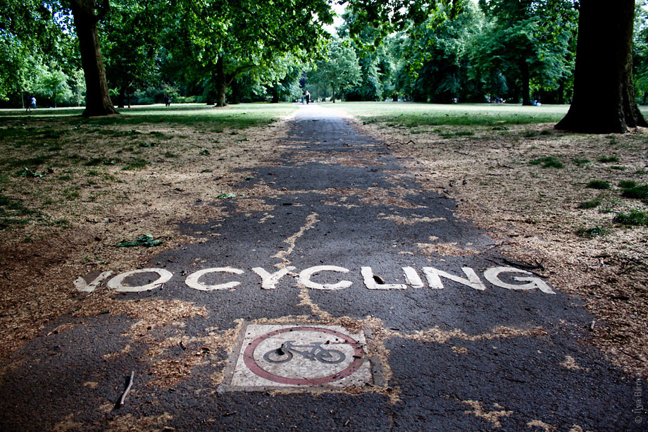 Велосипедист в Гайд-парке в Лондоне