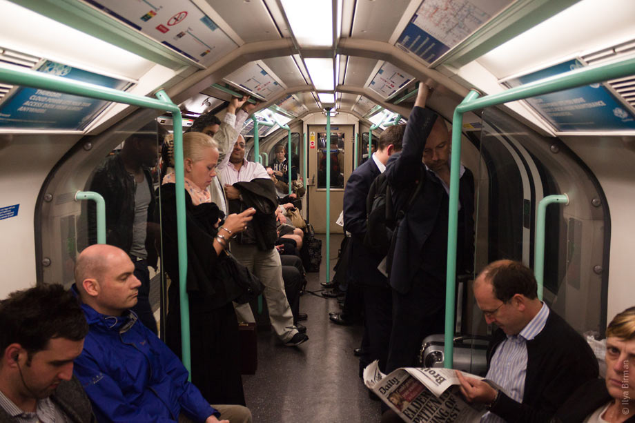 Цвет поручней в поездах лондонского метро