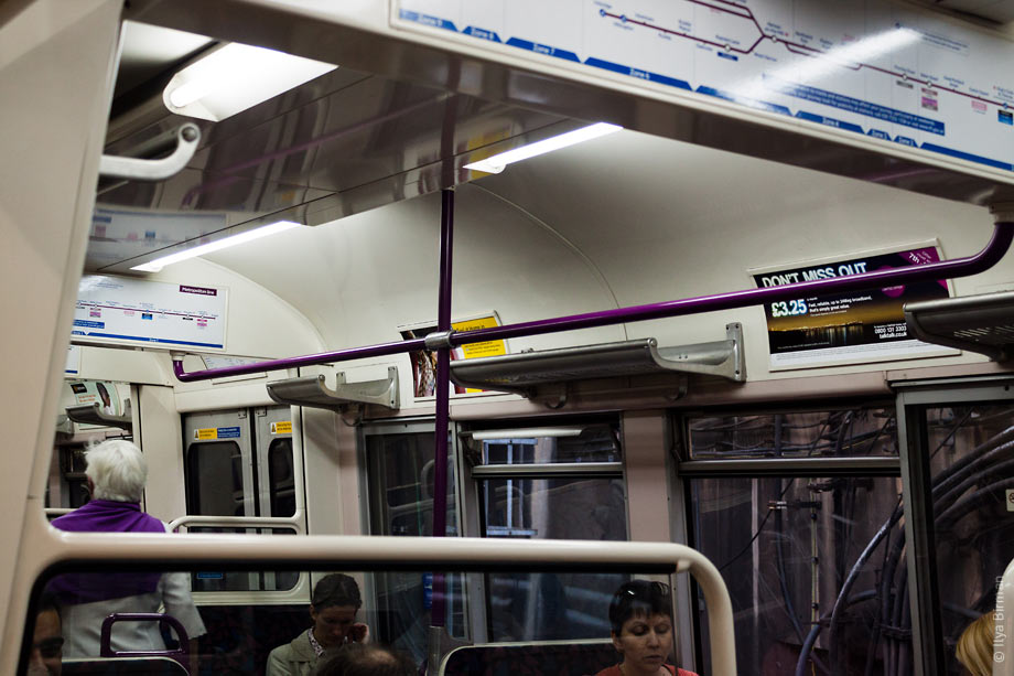 Цвет поручней в поездах лондонского метро