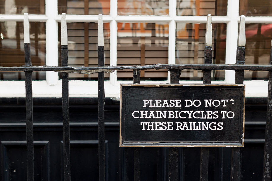 Мир табличек, предостерегающих от пристёгивания велосипедов, чрезвычайно разнообразен