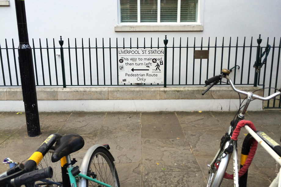 Нестандартный пешеходный указатель в Лондоне