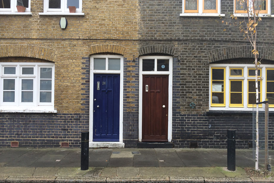 Синяя и коричневая двери в Лондоне