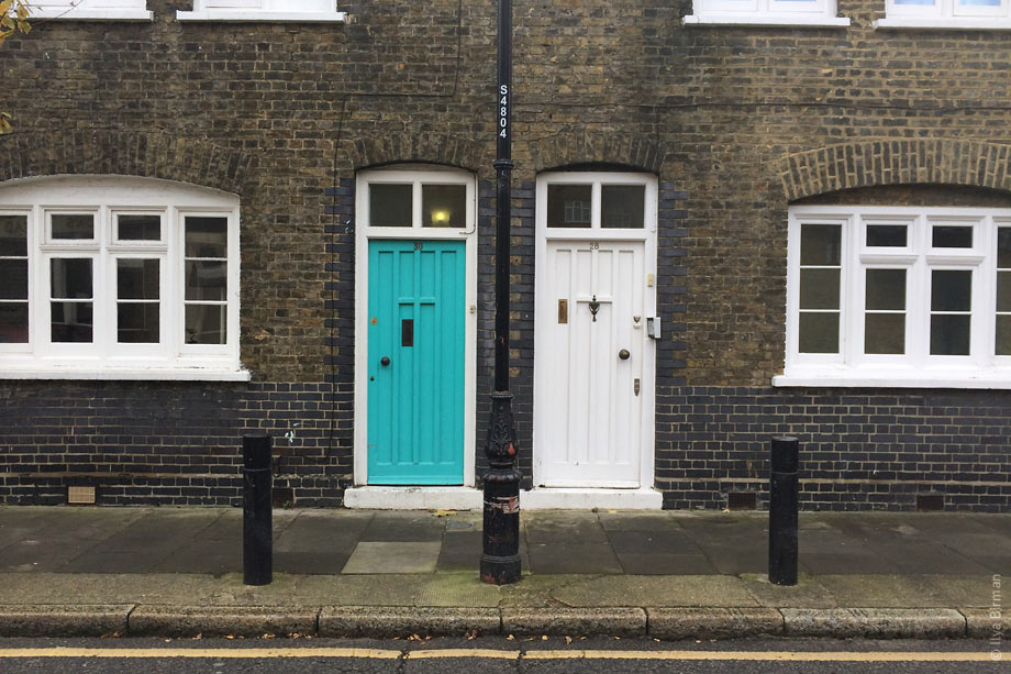 Бирюзовая и белая двери в Лондоне