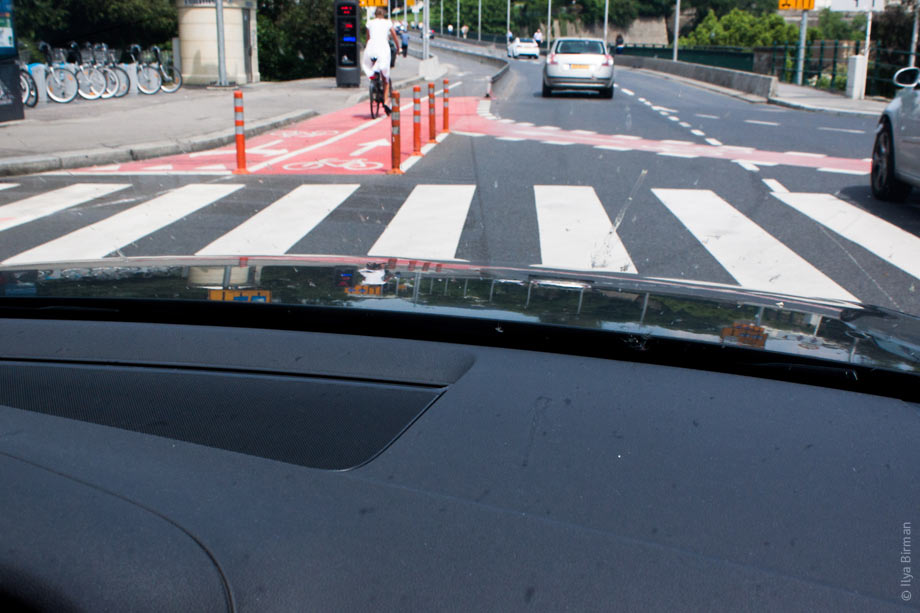 Красная велоразметка на перекрёстке в Люксембурге
