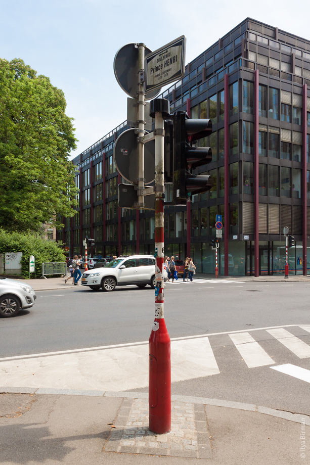 Конструкция из знаков с табличкой прикреплена к светофору в Люксембурге
