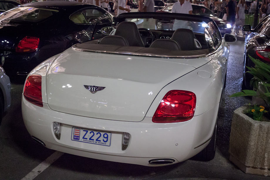 Перед казино в Монте-Карло припаркованы разные машины