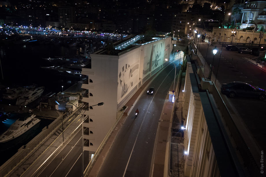 Тротуар улицы может представлять собой балкон в Монте-Карло