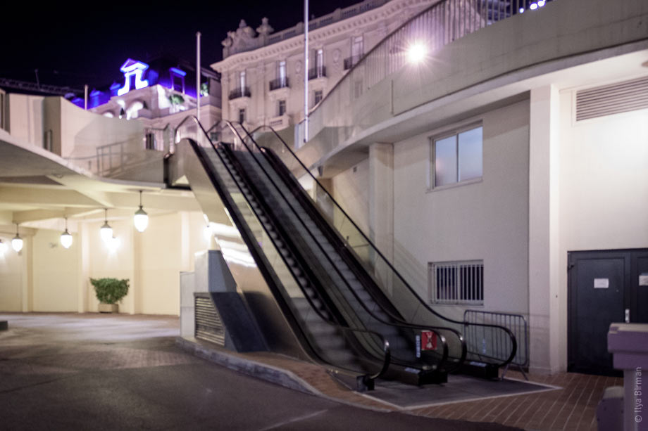 Прямо на улицах в Монте-Карло стоят эскалаторы, которые постоянно работают