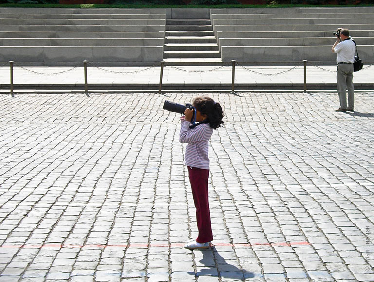 Маленькая девочка с большим фотоаппаратом