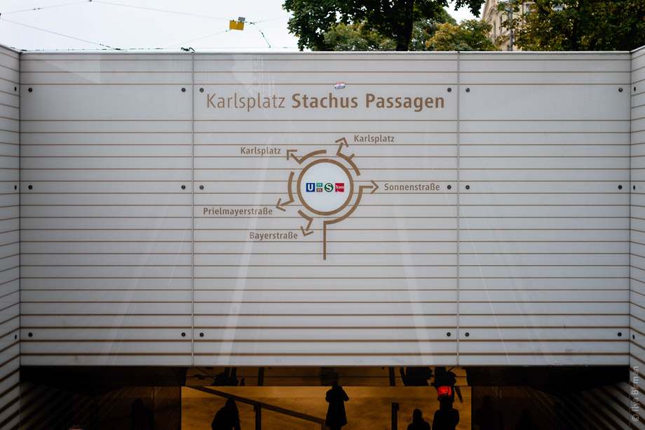 Навигация в подземном метропереходе в Мюнхене