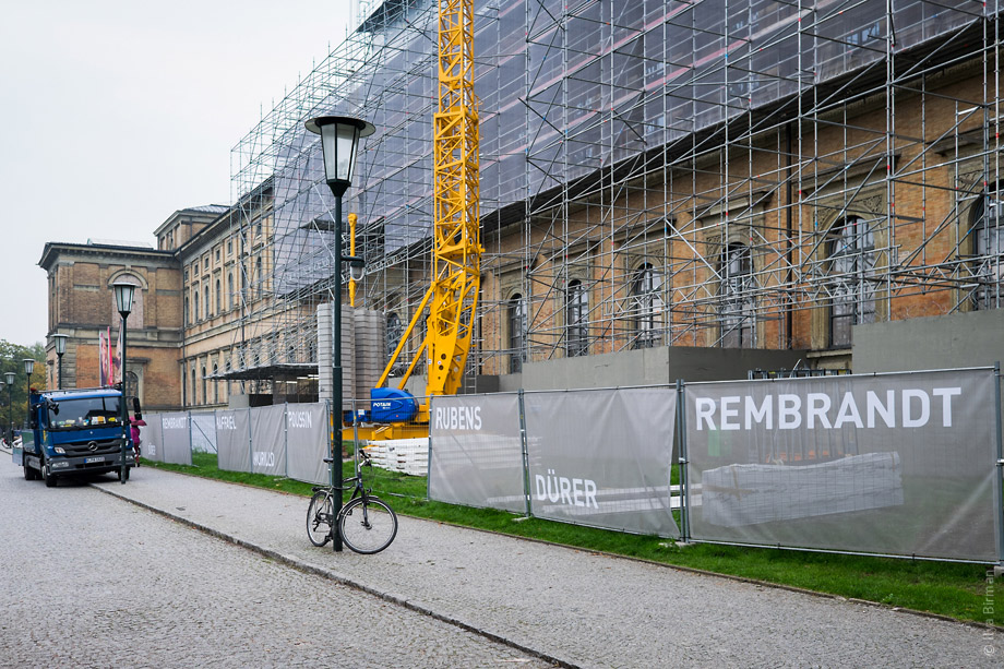 Ограждение украсили именами участников реконструируемой галереи в Мюнхене