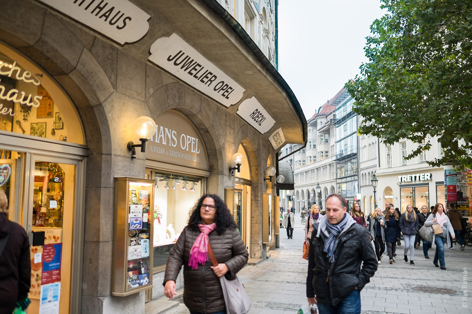 Названия магазинов в Мюнхене подписаны на козырьке