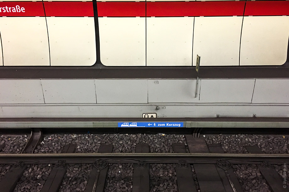 Наклейка в Мюнхене подсказывает, в какую сторону идти по платформе, если пришёл короткий поезд