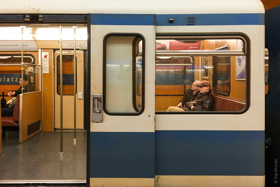 В концах мюнхенских вагонов метро — длинные лавки
