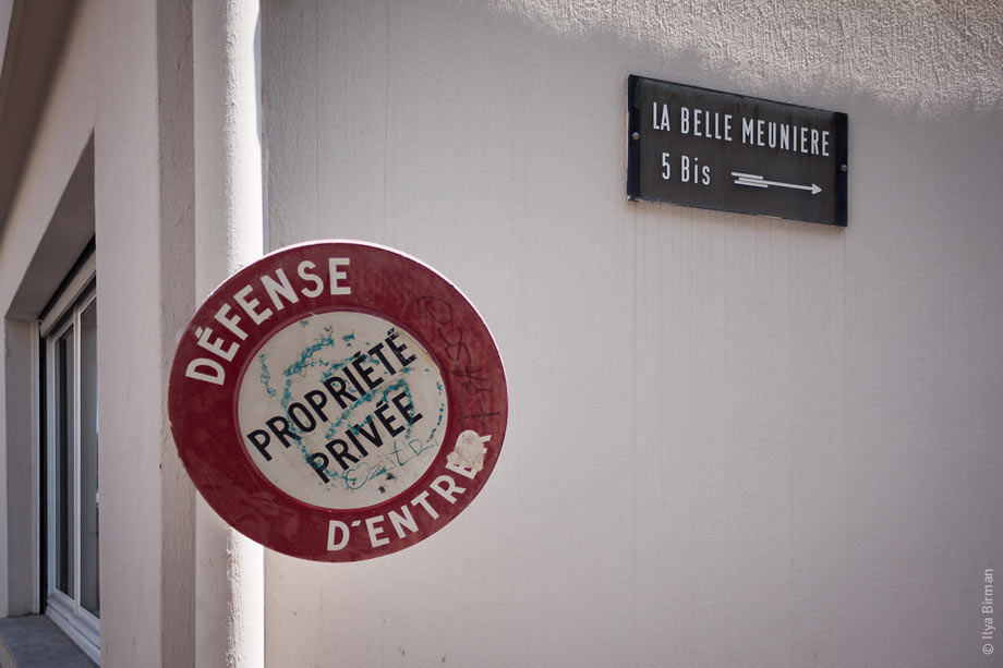 Знак, запрещающий въезд на частную территорию в Ницце