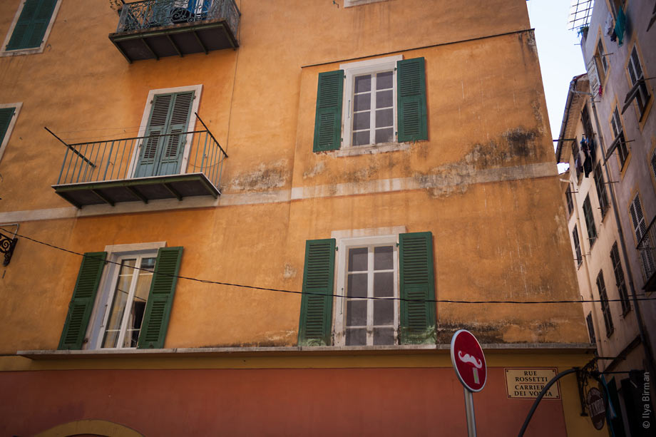 На домах в Ницце весьма правдоподобно рисуют окна в Ницце