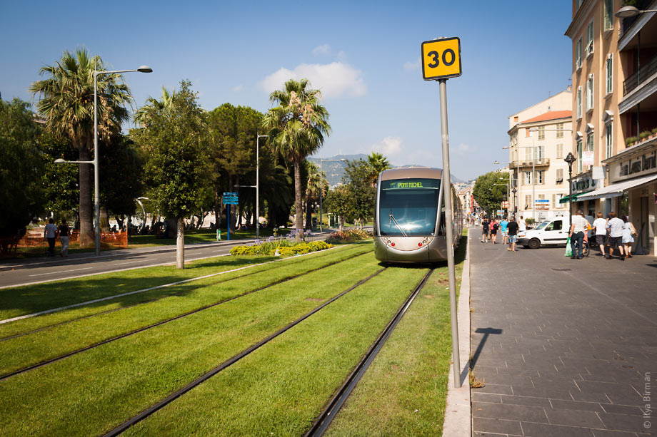 Трамвайчики ездят по газону в Ницце