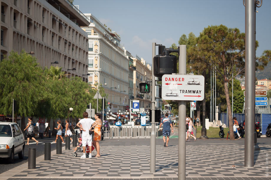 Удивительный знак «Опасность слева, трамвай справа» в Ницце
