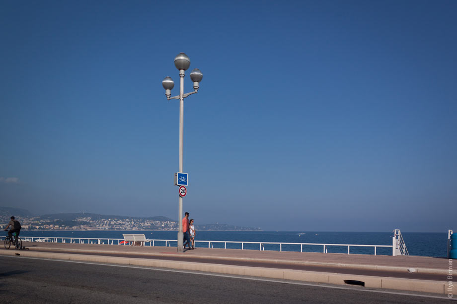 Ограничение скорости для велосипедистов, катающихся вдоль берега в Ницце