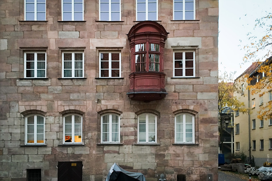 На многих домах в Нюрнберге встречается ровно один прикленный балкон