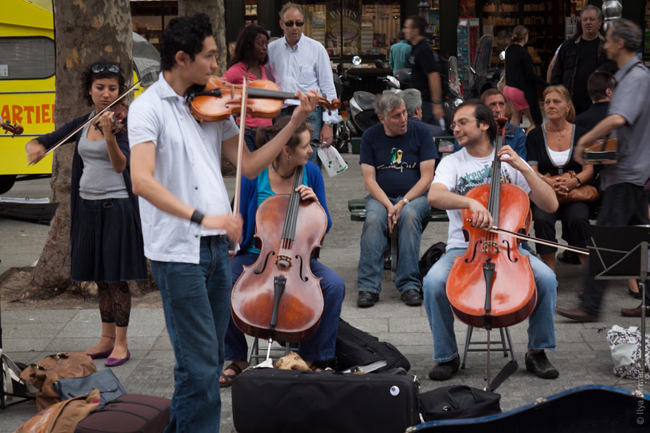 Музыканты играют Вивальди в Париже