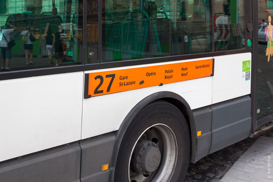 Табличка с маршрутом на автобусе в Париже