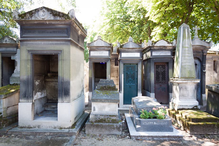 Кладбище Пер-Лошез в Париже представляет собой коллекцию каменных телефонных будок