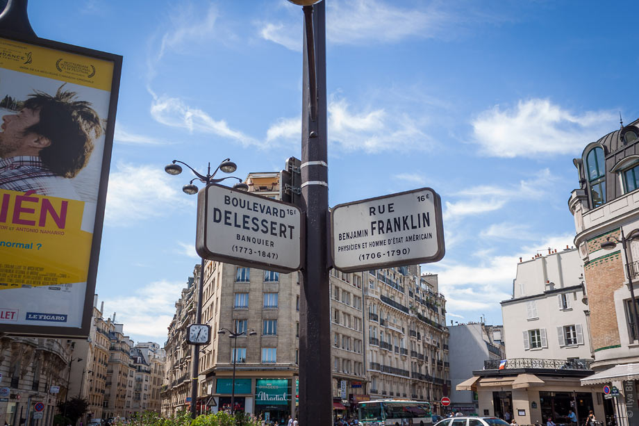 Знаки с названиями улиц в Париже очень красивые и информативные
