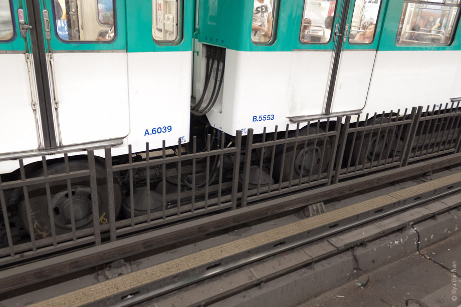 Поезда метро ездят на резиновых колёсах в Париже